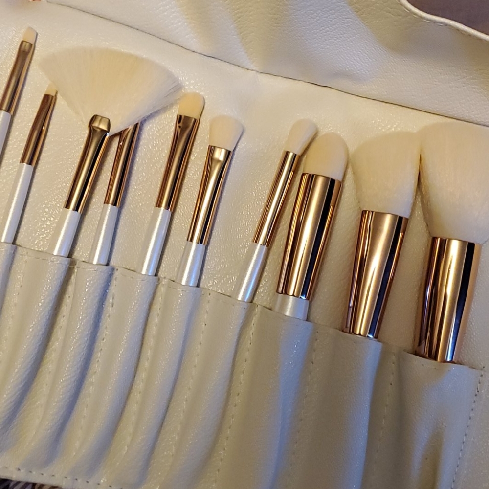 New make up brushes by la beaute soi